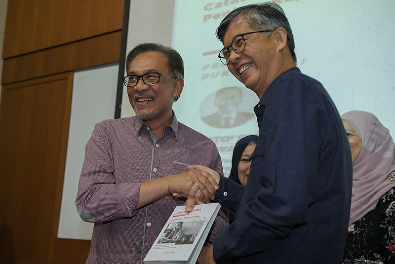 PKR President Datuk Seri Anwar Ibrahim (L) shakes hands with Tian Chua’s following the launch of the latter’s book, Lakaran Jiwa Merdeka: Catatan Dari Penjara Kajang at the University of Malaya, on Dec 13, 2018. — Bernama