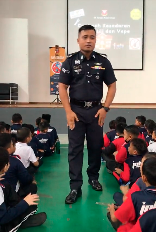 $!Cute video of M’sian policeman dancing with school kids at an awareness talk wins hearts of netizens