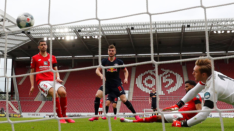 RB Leipzig’s Timo Werner (centre) scores their fourth goal during the German Bundesliga match against Mainz 05 on May 24, 2020. – AFPPIX