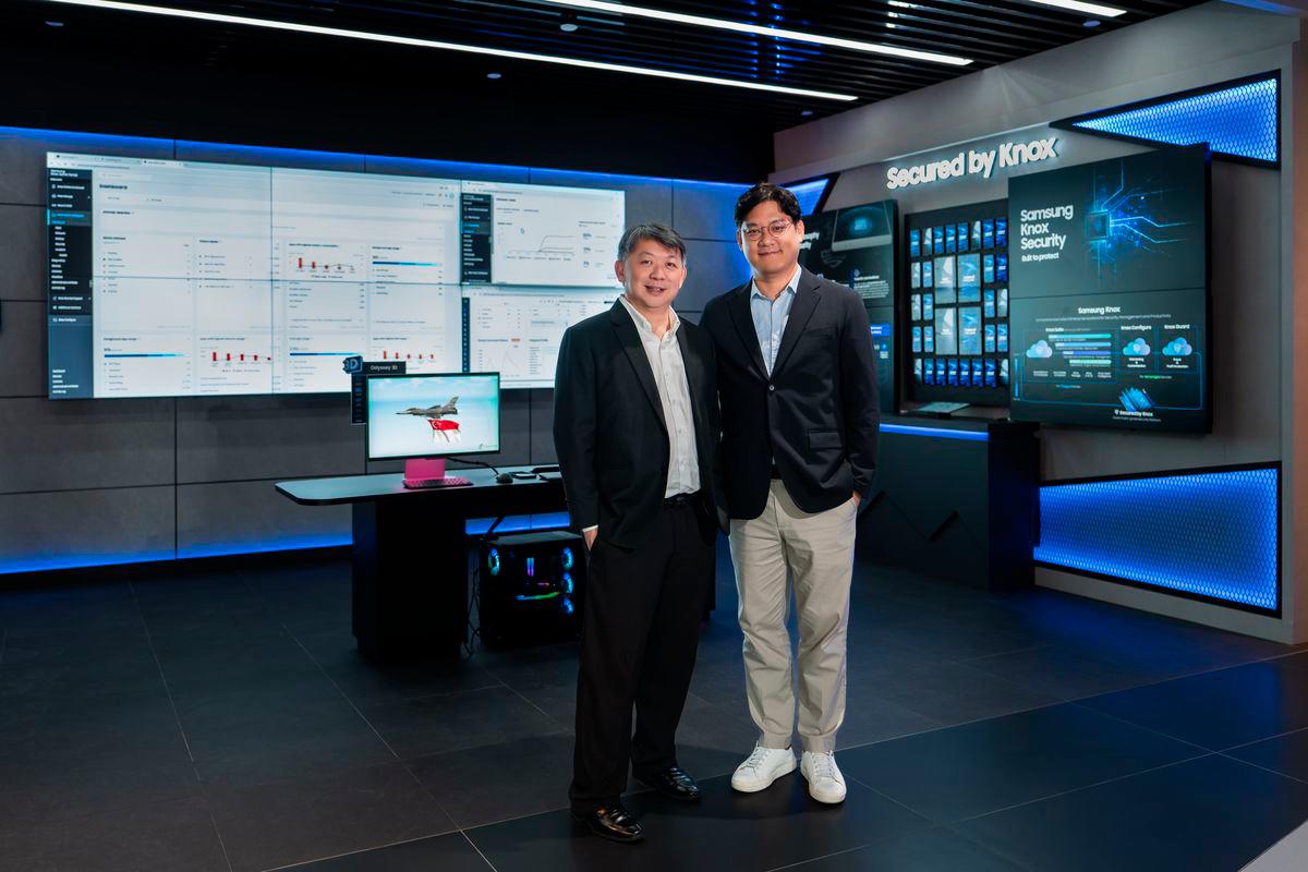 Timothy Tan, Head of Integrated Business, Samsung Electronics Singapore and Jeffrey Hahn, President, Samsung Electronics Singapore at the Business Experience Studio