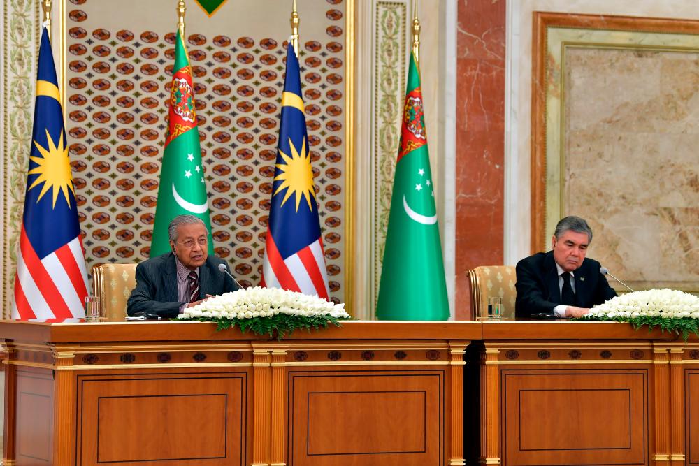 Prime Minister Tun Dr Mahathir Mohamad with President of Turkmenistan Gurbanguly Berdimuhamedov (R) speaking at a joint press conference and delegation meeting at the Presidential Palace in conjunction with his two-day official visit to Ashgabat Turkmenistan. — Bernama