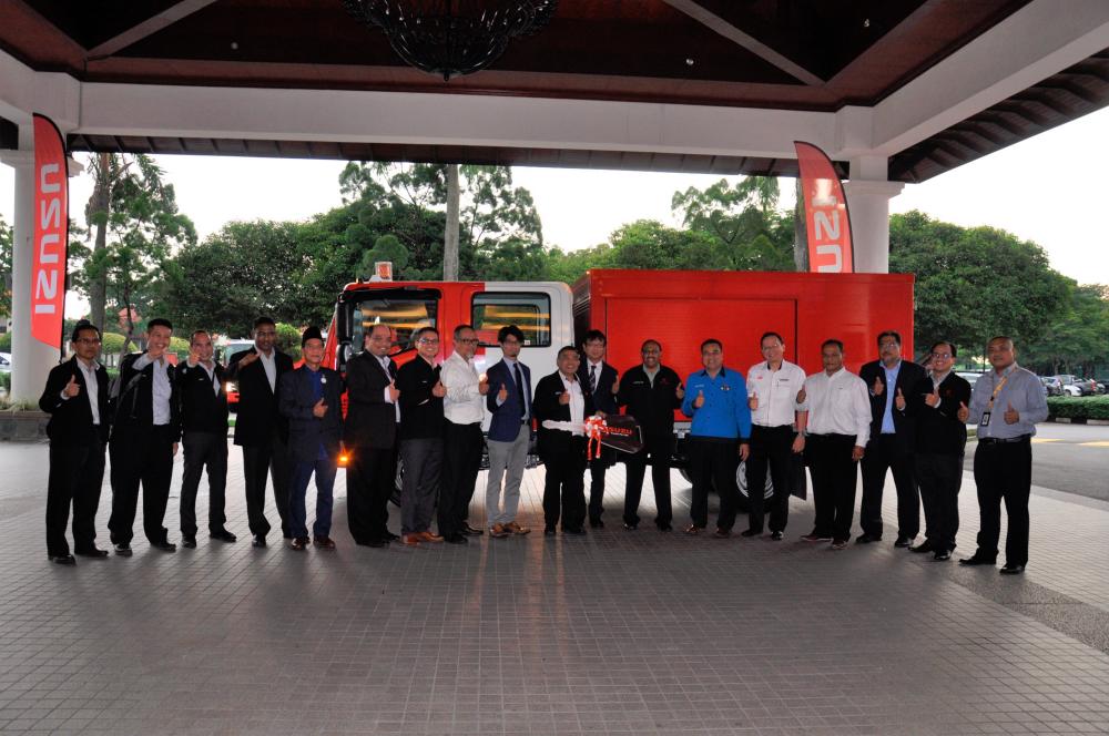 $!Isuzu Malaysia commercial division chief operating officer Atsunori Murata (ninth from left), TNB chief operating officer Mohamad Radzi Omar (10th from left), Nakamura (11th from left) and TNB fleet management senior general manager Datuk Viswanathan Subramaniam (12th from left), during the handover ceremony at the Glenmarie Golf &amp; Country Club in Shah Alam recently.