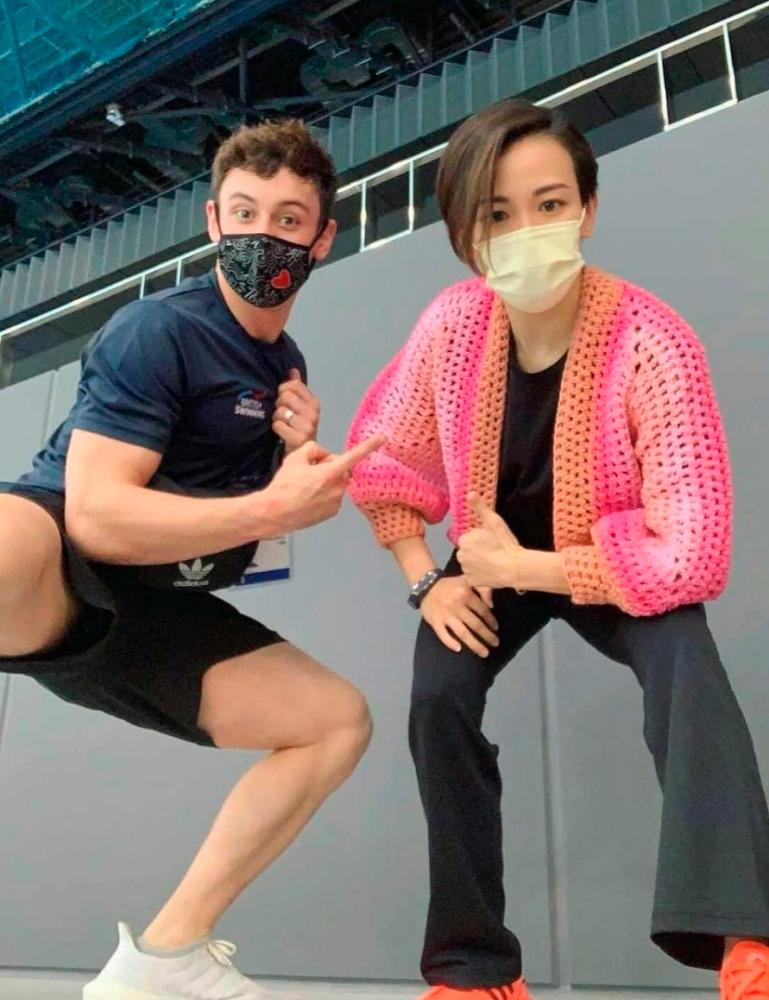 $!UK’s Tom Daley knits fellow Malaysian diver a cardigan