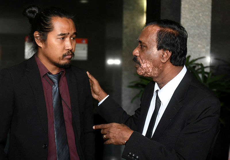 Former Malay Mail reporter S. Arulldas (R) and photographer Mohd Sayuti Zainudin, at the RCI, on May 8, 2019. — Bernama