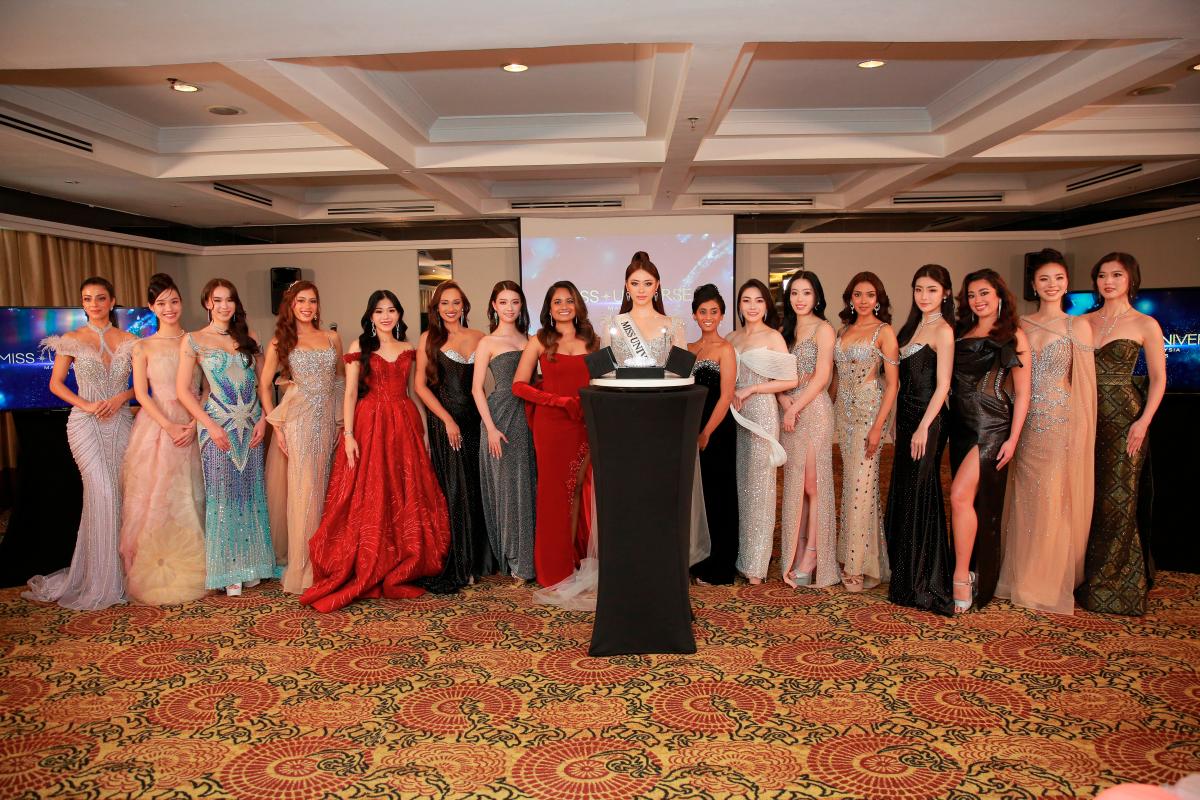 (From the left) Ranmeet Jassal, Elina Cheah, Elaine Cheah, Priyaa Simmi, Joey Leng, Malveen Kaur, Tan Su Jie, Kavita Sanglish, Lim, Bhadrani Nagendran, Chloe Chin, Priscilla Yap, Keerthanaah Parthipan, Jen Li, Priyanka Sockanathan, Chloe Lim, Valenice Tiong. $!(From the left) Ranmeet Jassal, Elina Cheah, Elaine Cheah, Priyaa Simmi, Joey Leng, Malveen Kaur, Tan Su Jie, Kavita Sanglish, Lim, Bhadrani Nagendran, Chloe Chin, Priscilla Yap, Keerthanaah Parthipan, Jen Li, Priyanka Sockanathan, Chloe Lim, Valenice Tiong.