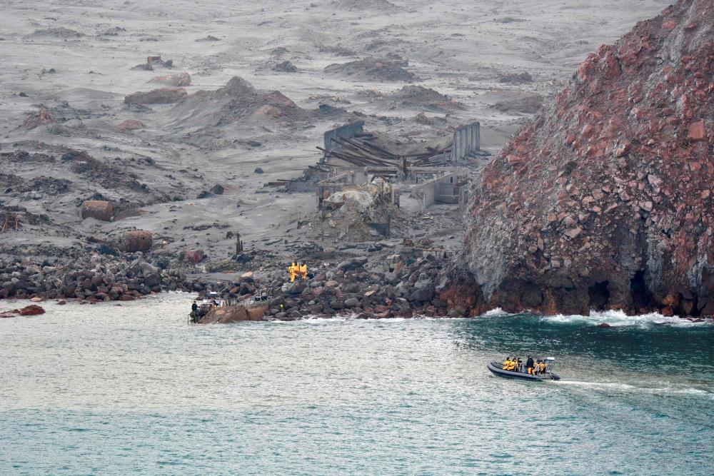 This handout photo taken and released on December 13, 2019 by the New Zealand Defence Force shows elite soldiers taking part in a mission to retrieve bodies from White Island after the December 9 volcanic eruption, off the coast from Whakatane on the North Island. - AFP