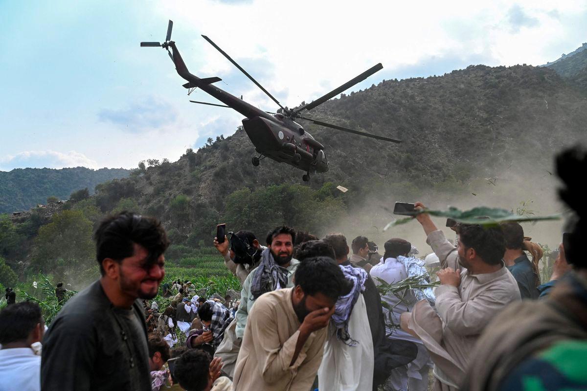 A military helicopter airlifts injured Afghans after earthquakes at Mazar Dara village in Nurgal district, Kunar province, in Eastern Afghanistan, on September 1, 2025. - AFPPIX