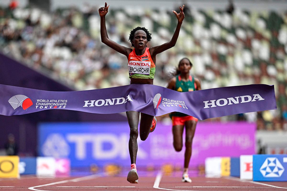 Kenya’s athlete Peres Jepchirchir crosses the finish line to win the women’s marathon final during the World Athletics Championships in Tokyo on September 14, 2025. - Jewel SAMAD / AFP