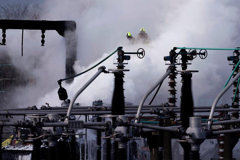 Firefighters douses flames of a fire that broke out at a substation supplying power to Heathrow Airport in Hayes, west London on March 21, 2025. Britain’s Heathrow airport, Europe’s busiest, was shut down early on March 21 for 24 hours after a major fire at an electricity substation cut power to the sprawling facility west of London, officials said. - BENJAMIN CREMEL / AFP