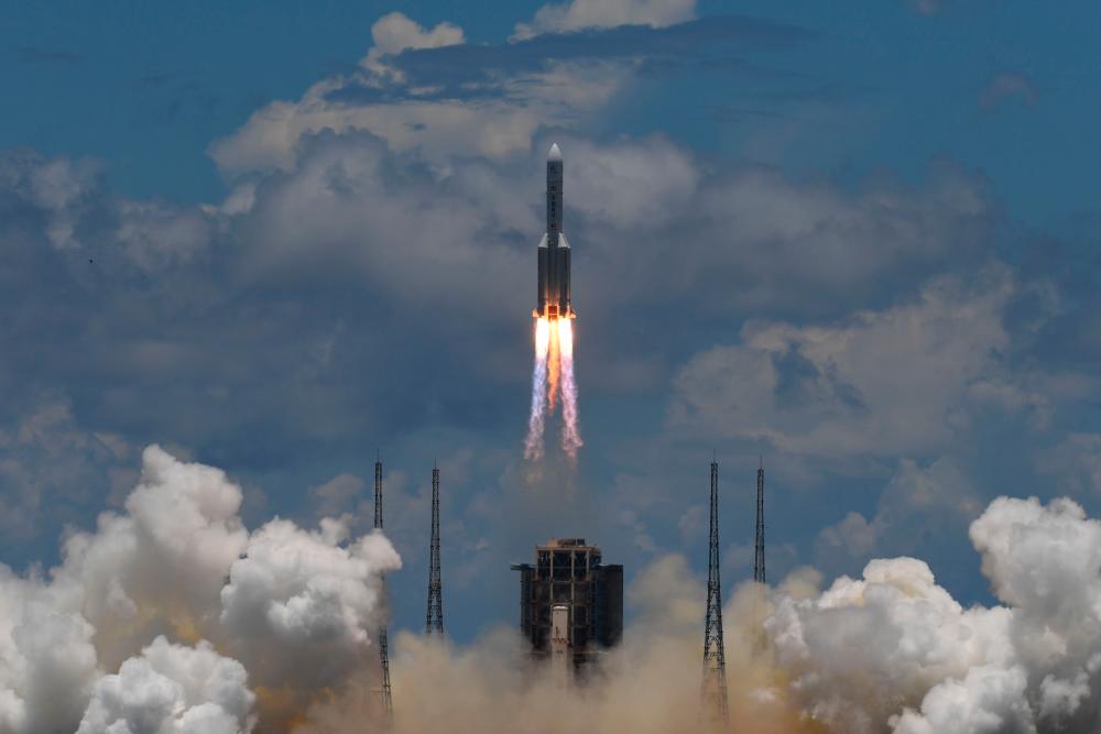 TOPSHOT - A Long March-5 rocket, carrying an orbiter, lander and rover as part of the Tianwen-1 mission to Mars, lifts off from the Wenchang Space Launch Centre in southern China’s Hainan Province on July 23, 2020. / AFP / Noel CELIS
