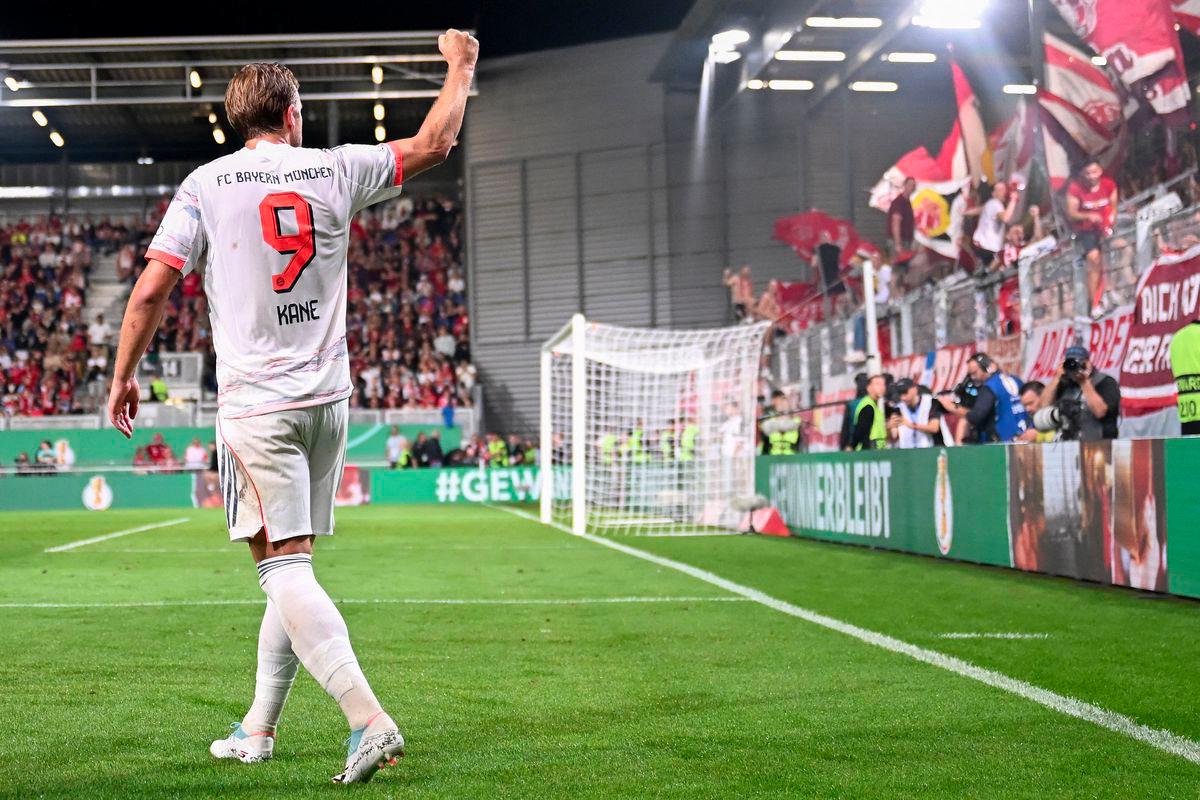 Bayern Munich's English forward #09 Harry Kane (R) celebrates scoring the 2-3 goal with his teammates in front of their fans during the German Cup (DFB Pokal) first round football match between SV Wehen Wiesbaden and FC Bayern Munich in Wiesbaden, western Germany on August 27, 2025. - AFPPIX
