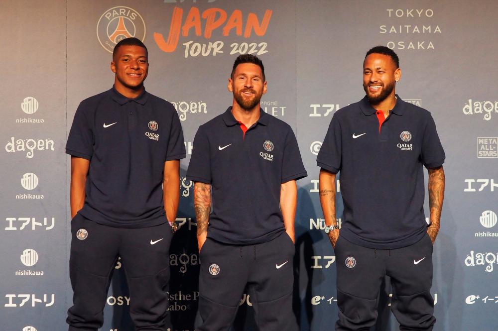 Paris Saint-Germain's new forward Kylian Mbappe (right) and PSG Chairman  and CEO Nasser Al-Khelaifi pose with his shirt Stock Photo - Alamy