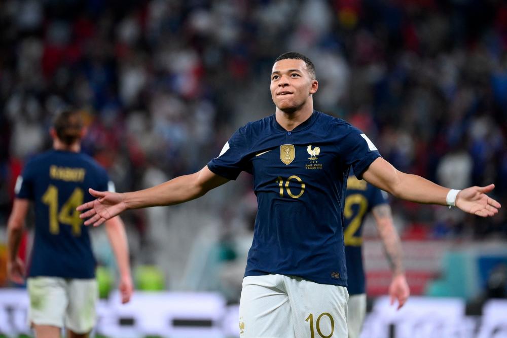 TOPSHOT - France's forward #10 Kylian Mbappe celebrates scoring his team's third goal during the Qatar 2022 World Cup round of 16 football match between France and Poland at the Al-Thumama Stadium in Doha on December 4, 2022. - AFPPIX
