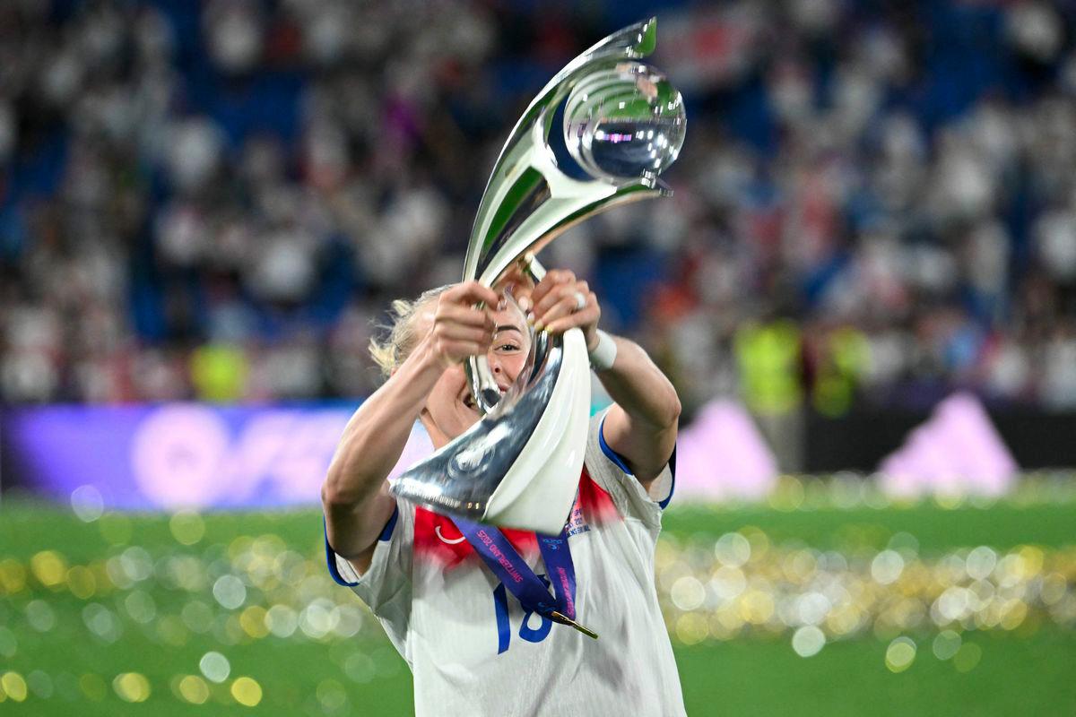 England's forward #18 Chloe Kelly lifts the trophy as she celebrates England winning the UEFA Women's Euro 2025 final football match between England and Spain at the St. Jakob-Park Stadium in Basel, on July 27, 2025. - AFPPIX