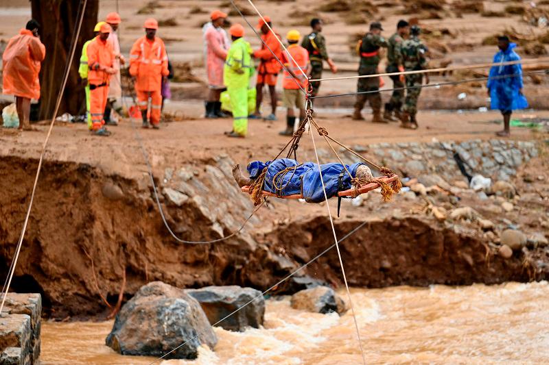 Relief personnel lift the body of a deceased, during a search and rescue operation after landslides in Wayanad on July 31, 2024. Landslides in the southern state of Kerala have killed at least 108 people and those who survived now wait at hospitals in the state’s affected Wayanad district, hoping one of the bodies is of their relatives. - AFPpix