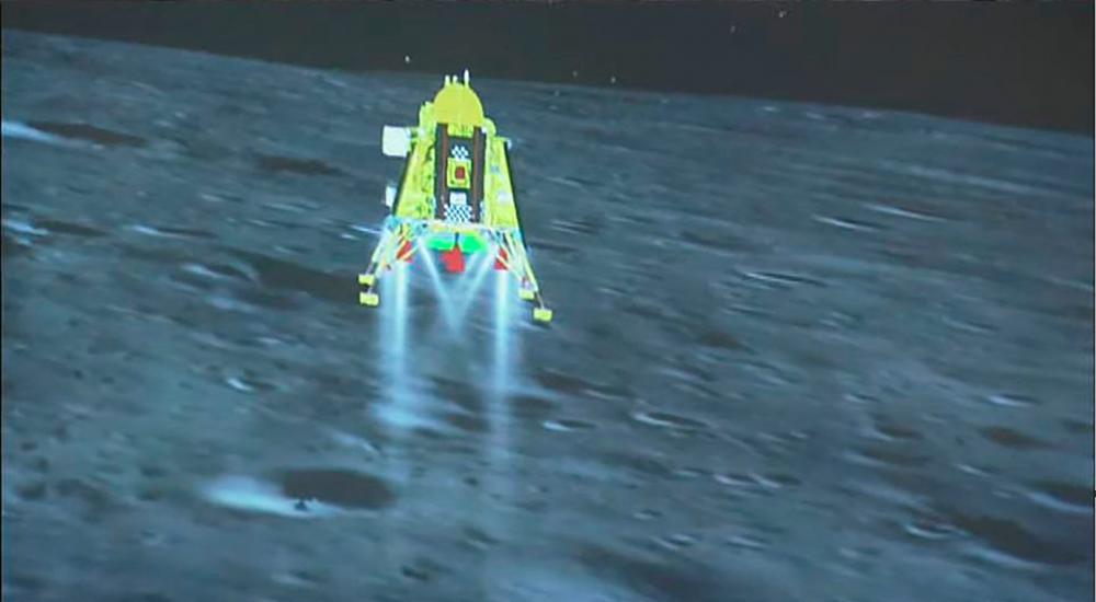 This handout screen grab taken and received from the live feed of Indian Space Research Organisation (ISRO) website on August 23, 2023, shows the Chandrayaan-3 spacecraft seconds before its successful lunar landing on the south pole of the Moon. India on August 23, became the first nation to land a craft near the Moon’s south pole, with Prime Minister Narendra Modi calling it a “historic day”/AFPpix