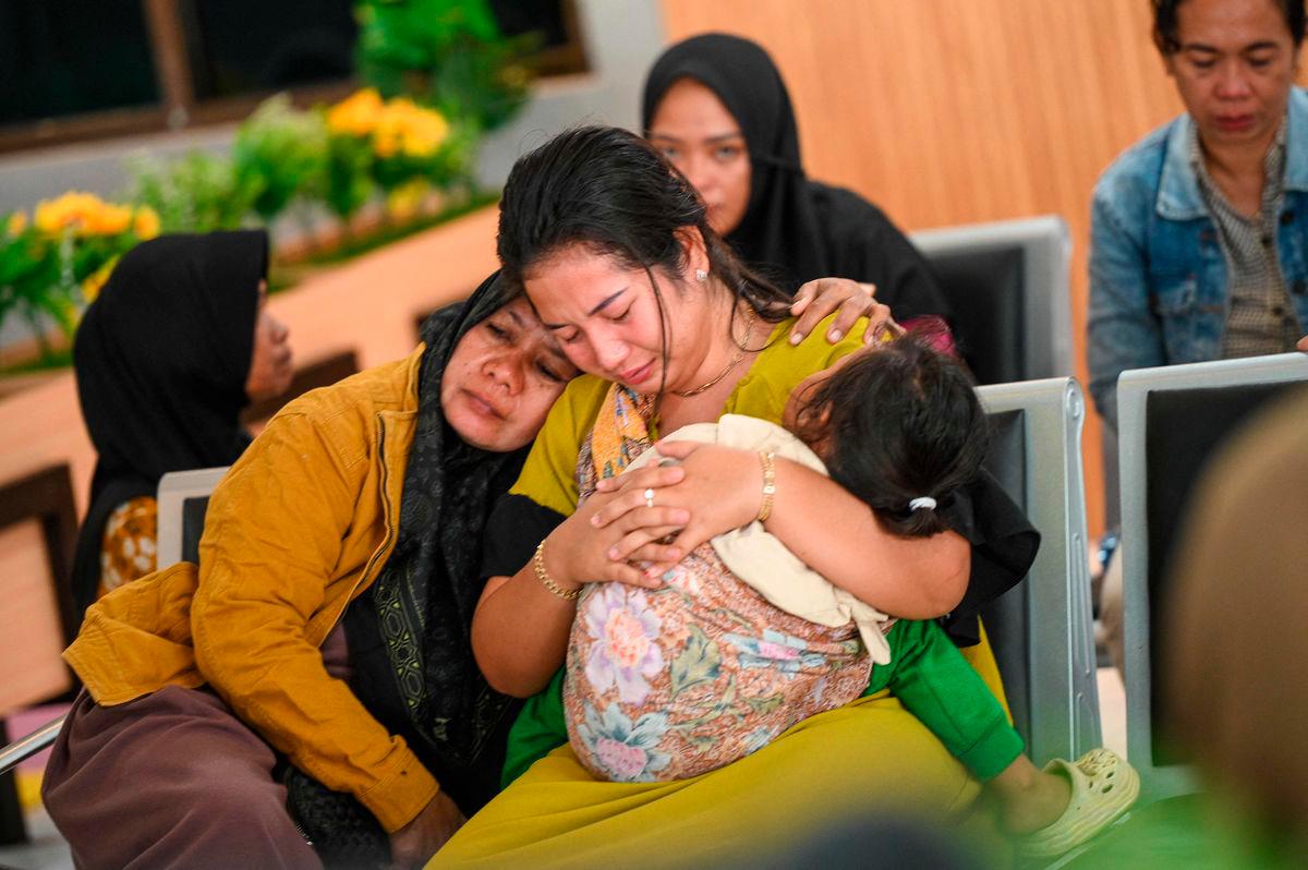 Keluarga menunggu berita mengenai sebuah feri yang karam - AFP