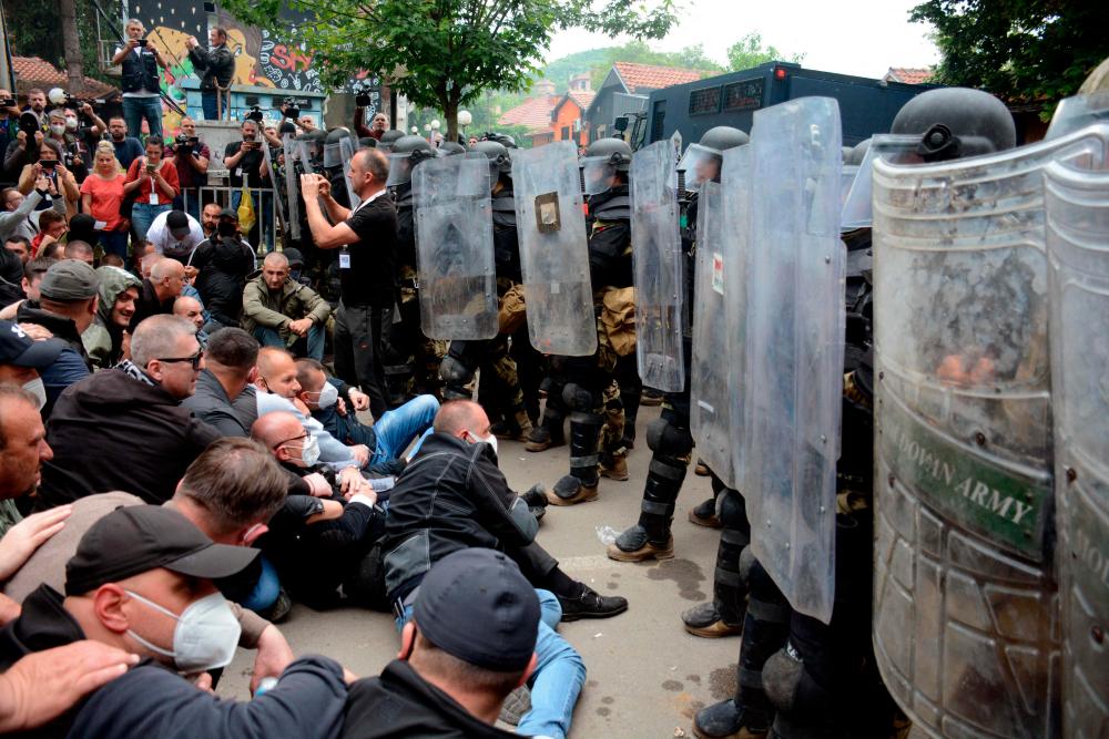 Serbs from Kosovo face riot police during their gathering to demand the removal of recently elected Albanian mayors outside municipal building in Zvecan, northern Kosovo on May 29, 2023/AFPPix