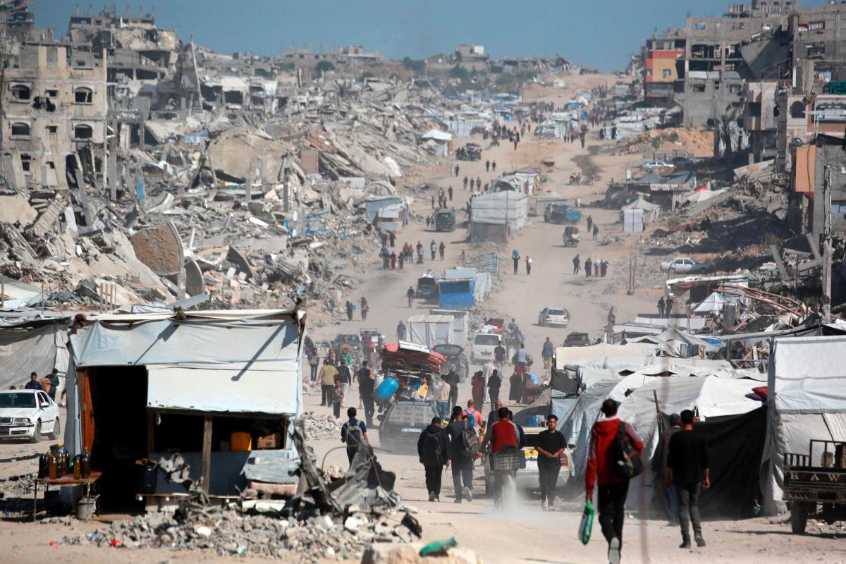 Palestinians carry their belongings as they flee Gaza City on May 16, 2025. Gaza’s civil defence agency said on May 16 that 50 people had been killed in Israeli strikes on the Palestinian territory since midnight. AFPpixs