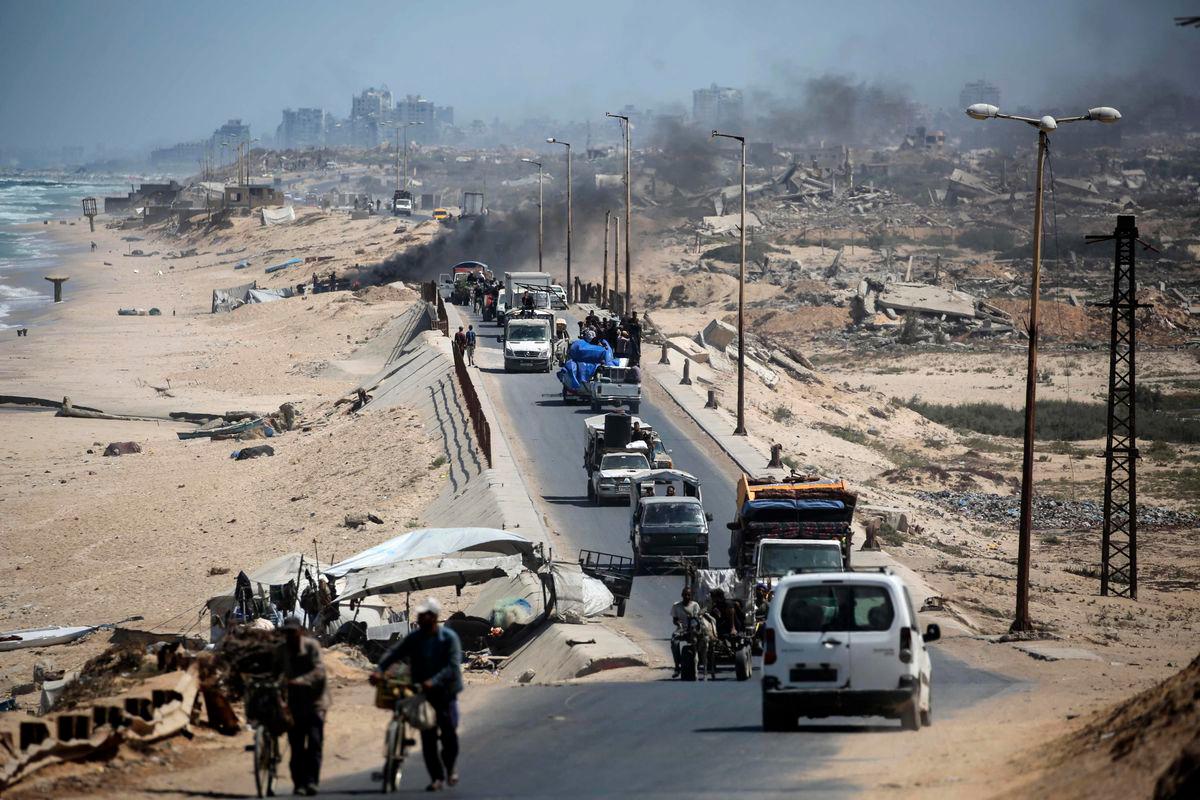 Displaced Palestinians flee Gaza City towards the southern areas of the Gaza Strip, in Nuseirat, on August 28, 2025, as the war between Israel and the Hamas militants movement continues. The Israeli military pressed operations around Gaza City on as US President Donald Trump hosted a meeting on post-war plans for the shattered Palestinian territory. (Photo by Eyad BABA / AFP)
