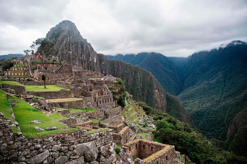 TOPSHOT - View of the archaeological site of Machu Picchu, in Cusco, Peru during its reopening ceremony on November 01, 2020, amid the new coronavirus pandemic. The Inca citadel of Machu Picchu reopened on Sunday in the framework of a gradual decrease in COVID-19 contagions in Peru, after remaining empty almost eight months, affecting the tourism sector severely / AFP / ERNESTO BENAVIDES