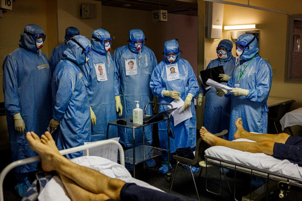 Medics wearing personal protective equipment (PPE) work in the intensive care unit for Covid-19 coronavirus patients in the Moscow Sklifosovsky emergency hospital in Moscow on October 20, 2021. AFPpix