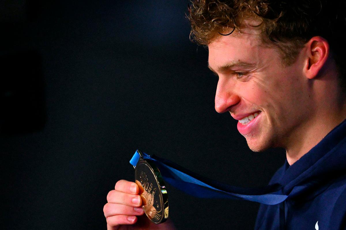France’s swimmer Leon Marchand celebrates on the podium of the men’s 200m individual medley swimming event during the 2025 World Aquatics Championships in Singapore on July 31, 2025. - François-Xavier MARIT / AFP