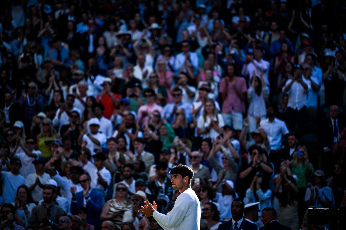 Winner Spain’s Carlos Alcaraz applauds Britain’s Oliver Tarvet as he leaves Centre Court at the end of their men’s singles second round tennis match on the third day of the 2025 Wimbledon Championships at The All England Lawn Tennis and Croquet Club in Wimbledon, southwest London, on July 2, 2025-AFPpix