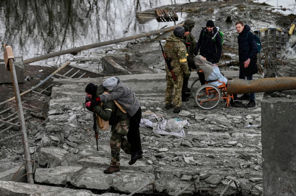 People flee the city of Irpin, west of Kyiv, on March 7, 2022. AFPPIX