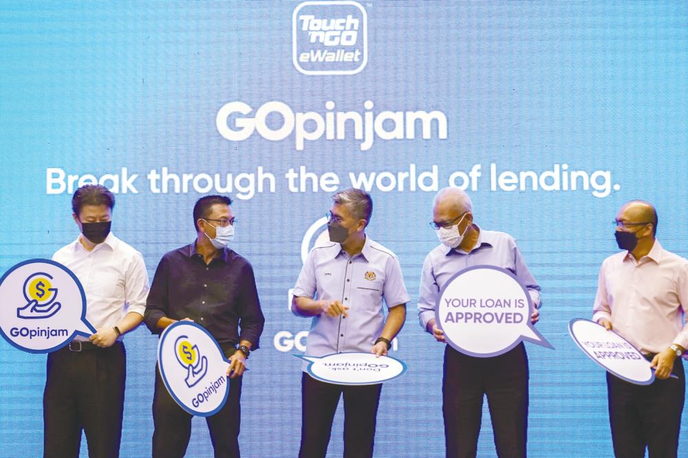 From left: Touch ‘n Go Wallet CEO Alan Ni, Effendy, Zafrul, CIMB Group chairman Datuk Mohd Nasir Ahmad and Abdul Rahman during the launch ceremony yesterday. – AMIRUL SYAFIQ/THESUN