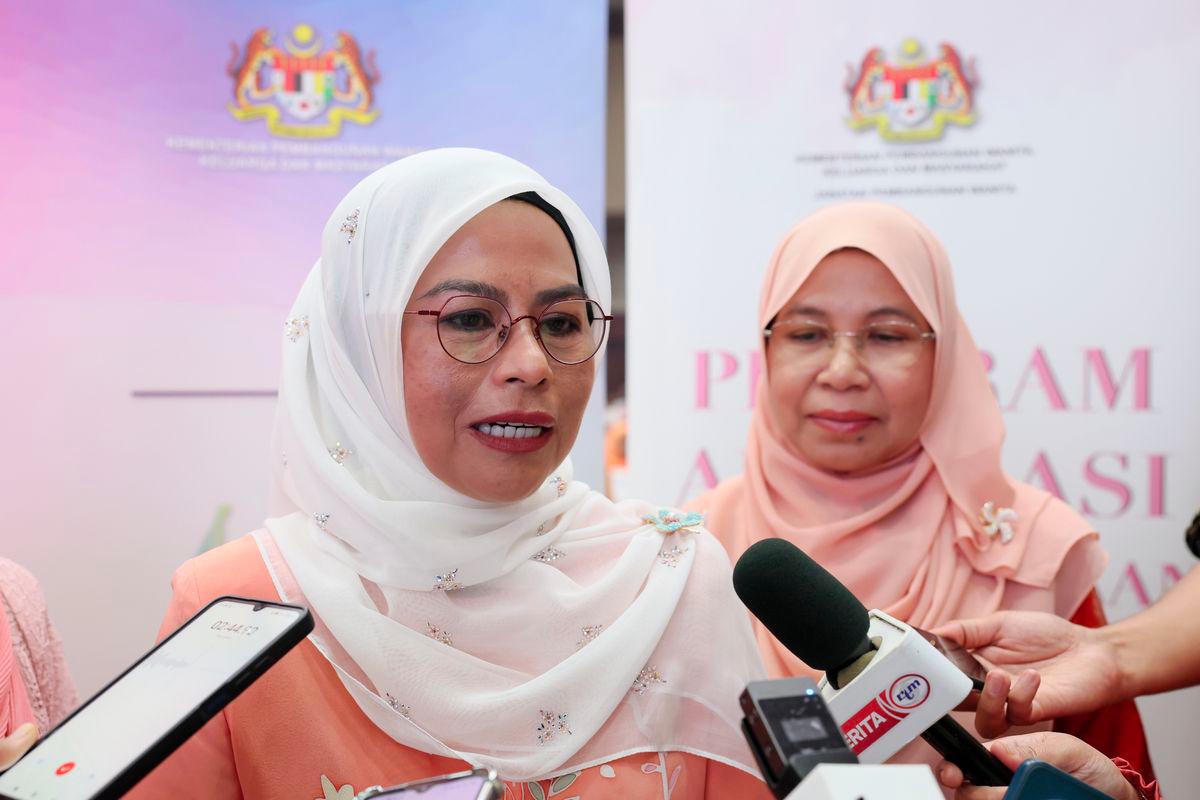 Timbalan Menteri Pembangunan Wanita, Keluarga dan Masyarakat, Datuk Seri Noraini Ahmad pada sidang media selepas perasmian Program Advokasi Kesejahteraan Untuk Wanita @Keganasan Rumah Tangga Tangga (Aku Wanita@KRT) di Kuala Ibai, hari ini. - fotoBERNAMA