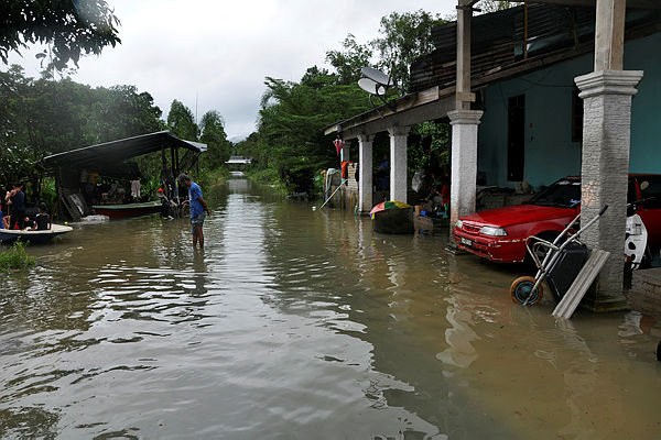 Flood waters from the Besut River in Hulu Besut creeps into the housing areas of Kampung Lepan Kejor today — Bernama