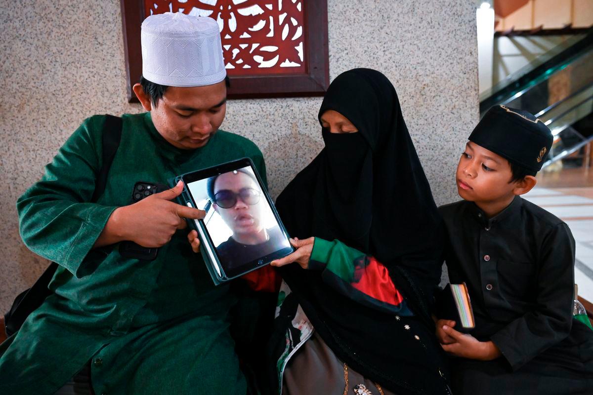 Ibu, Nooraini Mamat, 59, (tengah) bersama ahli keluarga menunjukkan video anaknya yang juga aktivis kemanusiaan, Muhammad Abdullah, 32, atau lebih dikenali sebagai Ustaz Mad Kecik yang kini dilaporkan ditahan tentera Israel ketika menyertai Misi Global Sumud Flotilla (GSF). - BERNAMA