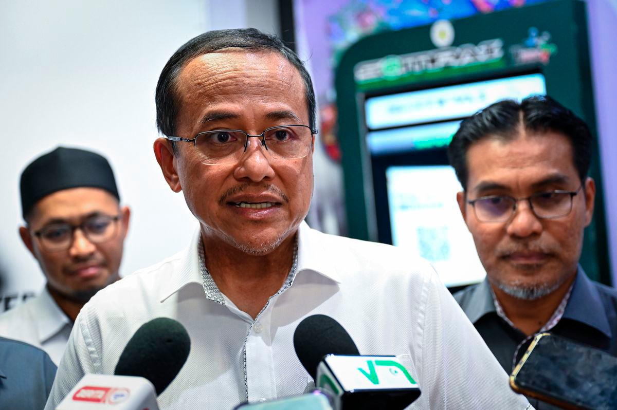 Menteri Besar Terengganu, Datuk Seri Dr Ahmad Samsuri Mokhtar bercakap kepada media pada Majlis Pelancaran Pusat Cari Kerja Terengganu dan Karnival Kesejahteraan Pekerjaan dan Keusahawanan Negeri Terengganu 2025 di Pusat Cari Kerja Terengganu hari ini. - BERNAMA