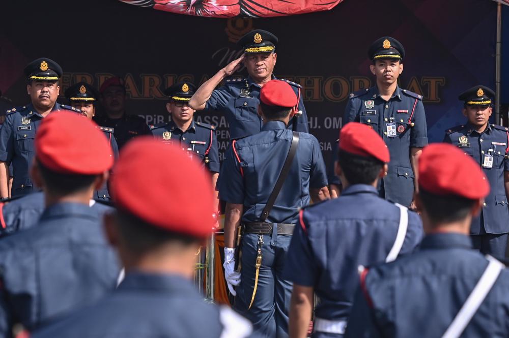 KUALA TERENGGANU, 6 March -- Director of the Terengganu Fire and Rescue Department (JBPM) Hassan ‘As’ari Omar (centre) salutes before inspecting the parade at the State JBPM Director’s Honorary Parade ceremony at the Terengganu JBPM Headquarters today. BERNAMAPIX