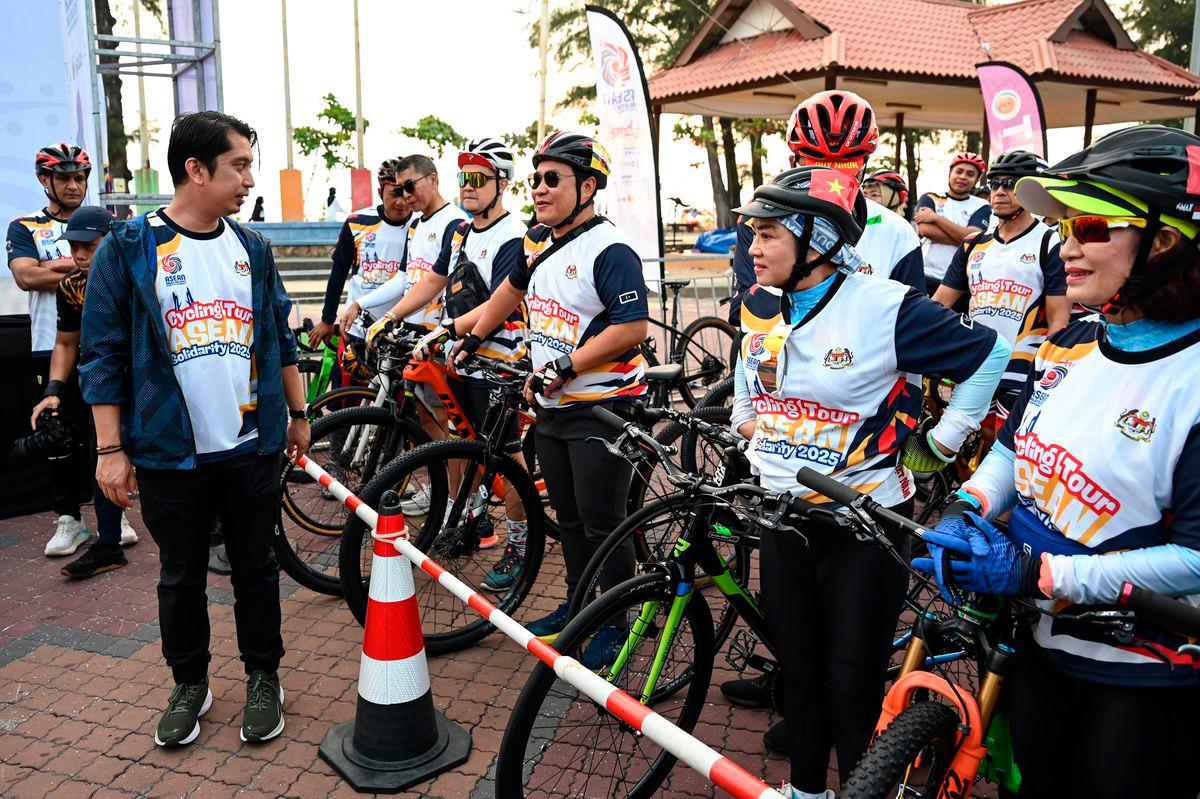 Timbalan Menteri Belia dan Sukan Adam Adli Abdul Halim (kiri) beramah mesra bersama para peserta. FotoBernama