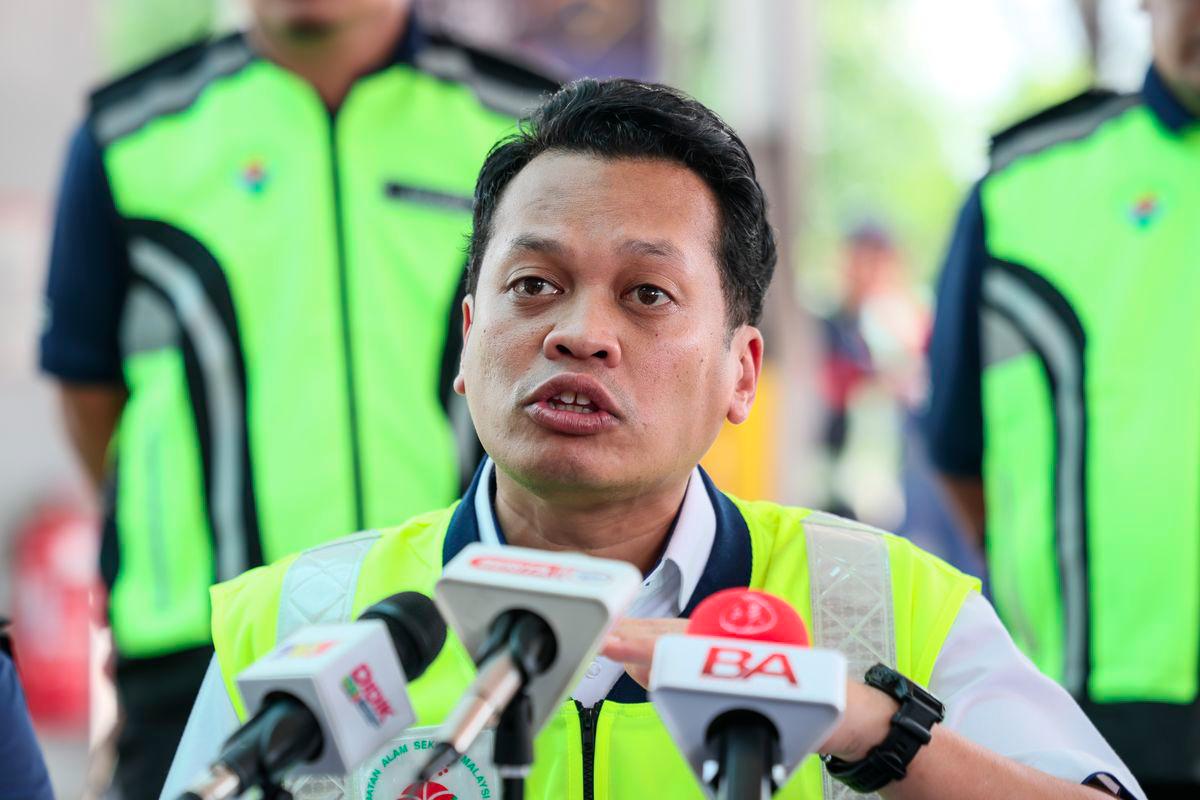 Menteri Sumber Asli dan Kelestarian Alam Nik Nazmi Nik Ahmad pada sidang media semasa Operasi Penguatkuasaan Kenderaan Bermotor di Jalan Jakar, Kemaman, hari ini. - fotoBERNAMA