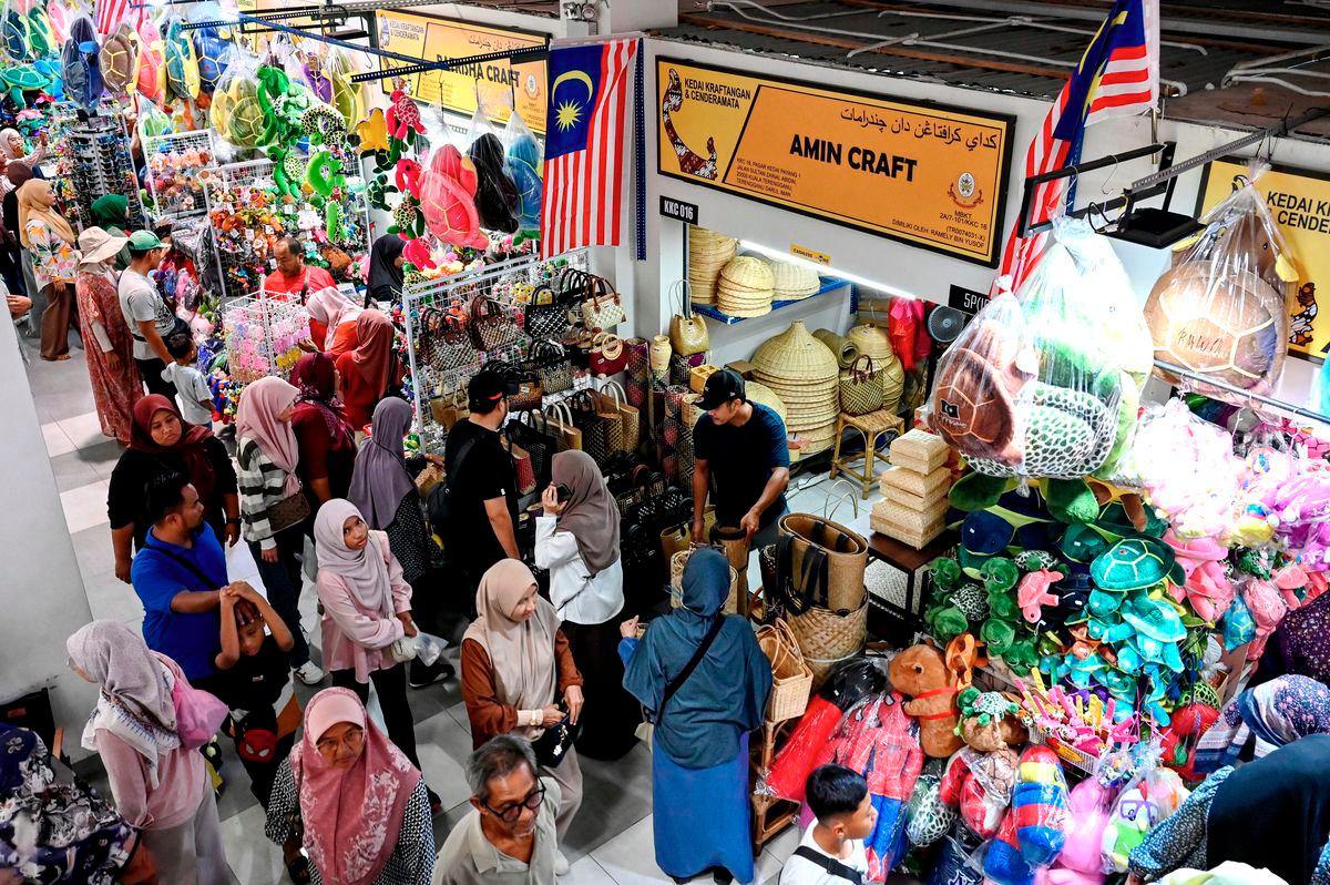 Members of the public, especially those from outside the state, took the opportunity to visit Pasar Besar Kedai Payang for shopping during the school holidays today. - BERNAMA