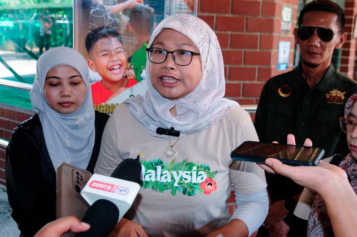 Director of the Terengganu Office of the Ministry of Tourism, Arts and Culture (MOTAC), Mazshida Ruslal (centre), speaks to the media during the Rimba Explorers Programme by the Student Tourism Club (K3P) at Rimba Razia today. – BERNAMA
