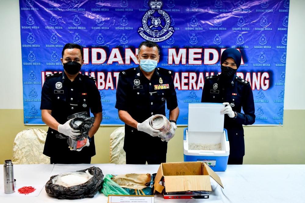 Ketua Polis Daerah Marang DSP Mohd Zain Mat Dris (tengah) bersama anggotanya menunjukan dadah dipercayai jenis syabu dan pil yaba bernilai RM495,760 pada sidang media di Ibu Pejabat Polis Daerah Marang hari ini/BERNAMAPix