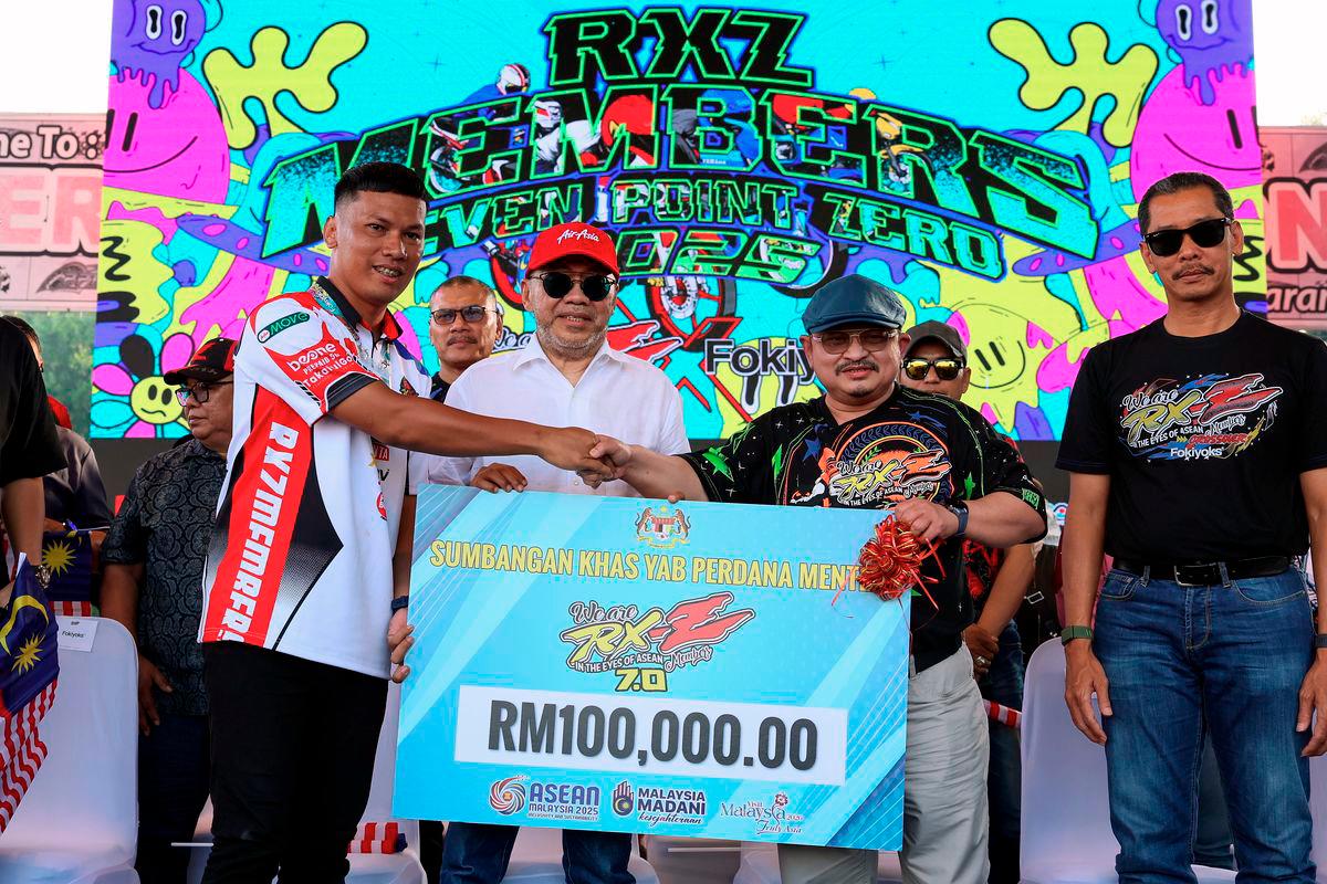 Senior Political Secretary to the Prime Minister, Datuk Seri Shamsul Iskandar Mohd Akin (second from right), presents a special contribution from the Prime Minister amounting to RM100,000 to the Director of RXZ Members 7.0, Mohd Luqman Hassan (left), at the RXZ Members 7.0 Opening Ceremony at the Gong Badak Motorsports Circuit today. – BERNAMA
