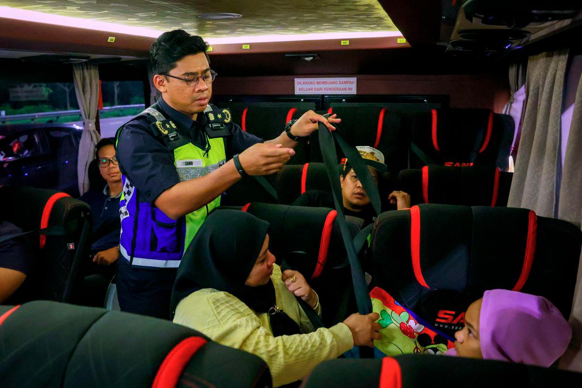 Director of the Terengganu Road Transport Department (JPJ), Mohd Zamri Samion, inspects the use of seat belts by bus passengers during the Special Operation Gempur on Commercial Vehicles at the Kuala Terengganu Toll Plaza last night. - BERNAMA