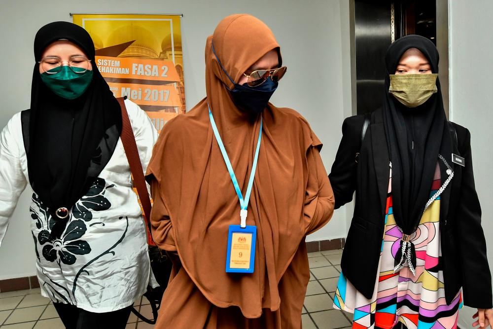 KUALA TERENGGANU, 26 Sept -- The owner of the company, Ezza Suria Muda, 37, (centre) pleaded not guilty in the Sessions Court today, for the offense of falsifying documents for fraudulent purposes related to the Employment Incentive Program (PenjanaKerjaya), two years ago. BERNAMAPIX