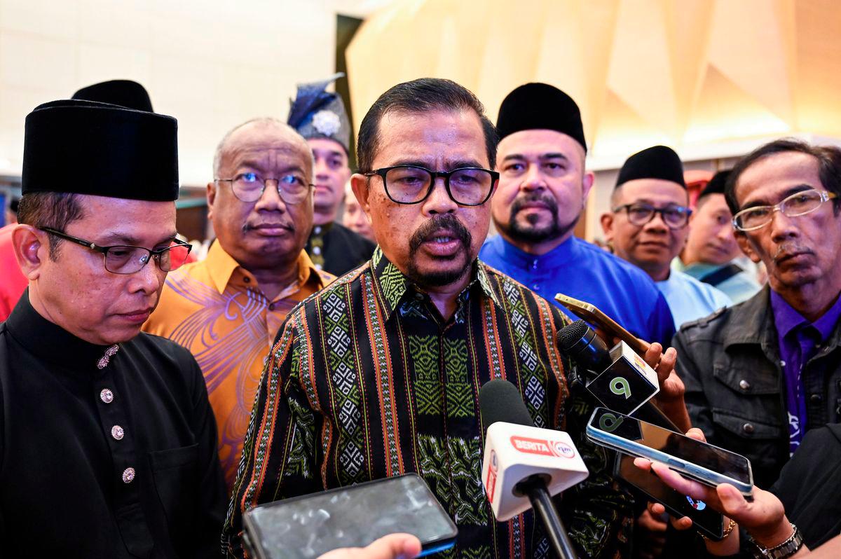 President of the Congress of Unions of Employees in the Public and Civil Services (CUEPACS), Datuk Dr Adnan Mat (centre), speaks to the media at the MADANI Appreciation Dinner held in conjunction with the 10th Triennial Delegates Conference of CUEPACS Terengganu, at a hotel in Kuala Terengganu last night. – BERNAMA