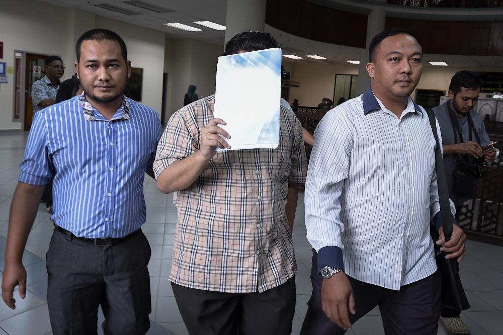 A final year medical student of a public university, Mohd Luqman Zulkepli, 29, (C) here pleaded not guilty in the Terengganu Syariah High Court to a charge of “muncikari” (pimping), on Jan 16, 2018. — Bernama