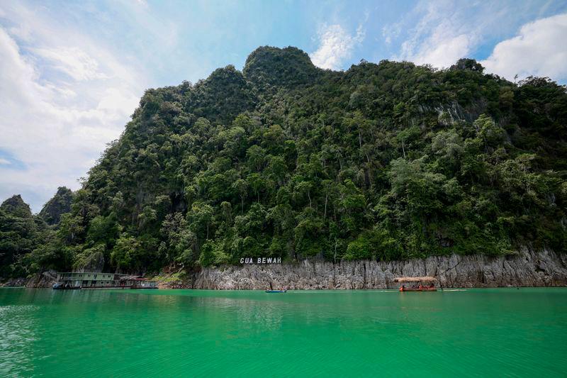 Taman Negara Terengganu di Tasik Kenyir, Hulu Terengganu yang menjadi destinasi pelancongan kerana keindahan flora dan faunanya. - fotoBERNAMA