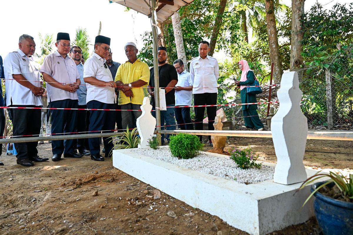 Minister in the Prime Minister’s Department (Religious Affairs), Datuk Dr Mohd Na’im Mokhtar (fourth from left), visited the grave of Universiti Pendidikan Sultan Idris (UPSI) student, the late Nurly Shahirah Azman, who was killed in a bus accident involving UPSI students in Gerik earlier in June, at the Kampung Gong Pasir Islamic Cemetery, Kerandang, today. - BERNAMAPIX