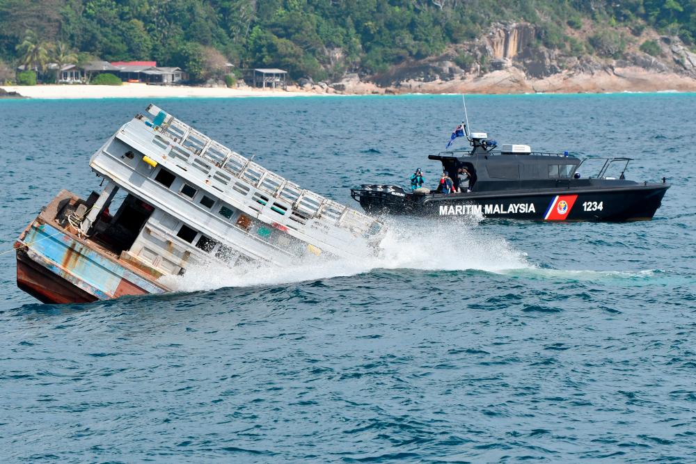 KUALA NERUS, 19 Jan -- Agensi Penguatkuasaan Maritim Malaysia (APMM) Terengganu menenggelamkan empat buah bot nelayan Vietnam yang dilucut hak untuk dijadikan tukun tiruan di perairan Pulau Redang hari ini. fotoBERNAMA