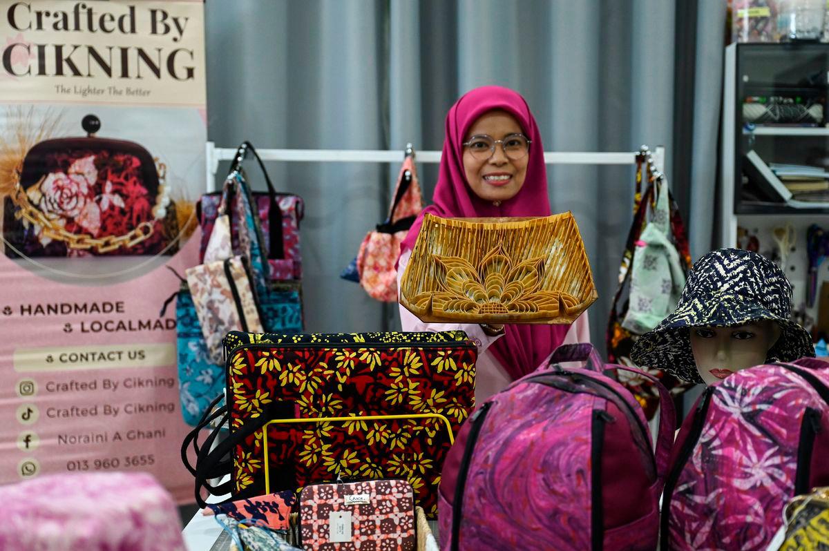 Pengusaha kraf, Noraini A. Ghani, 46, menunjukkan blok batik yang digunakan dalam penghasilan produk kraf berasaskan batik ketika ditemui di Kampung Banggol Donas, hari ini - BERNAMA