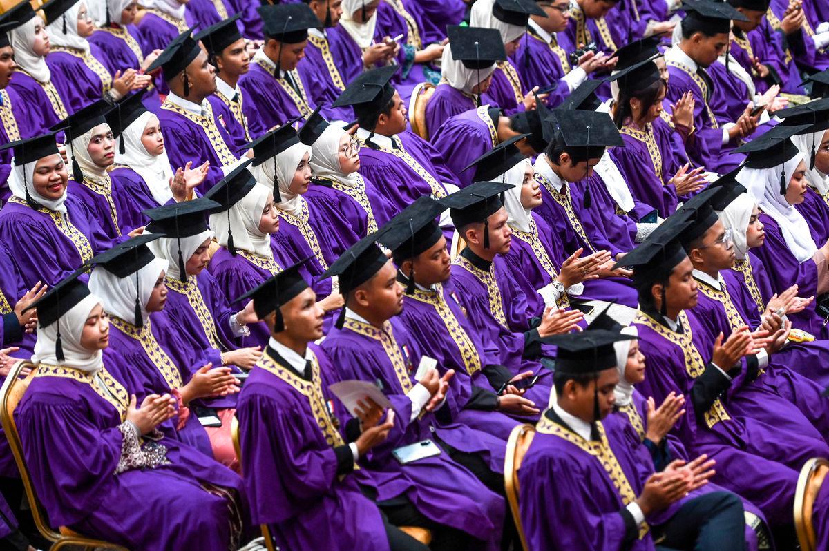 Sebahagian graduan hadir menerima sijil masing-masing pada Majlis Konvokesyen Politeknik dan Kolej Komuniti Zon Timur 2025 di Universiti Sultan Zainal Abidin (UniSZA), hari ini - fotoBERNAMA
